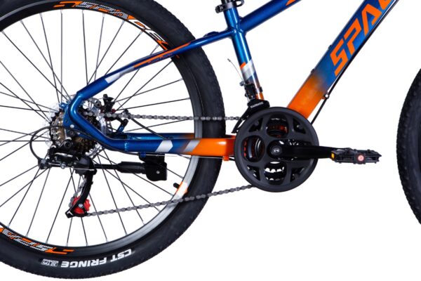 Cadru bicicletă albastru-portocaliu cu lanț vizibil.