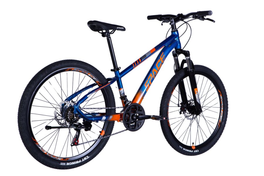 Bicicletă montană albastră cu detalii portocalii.