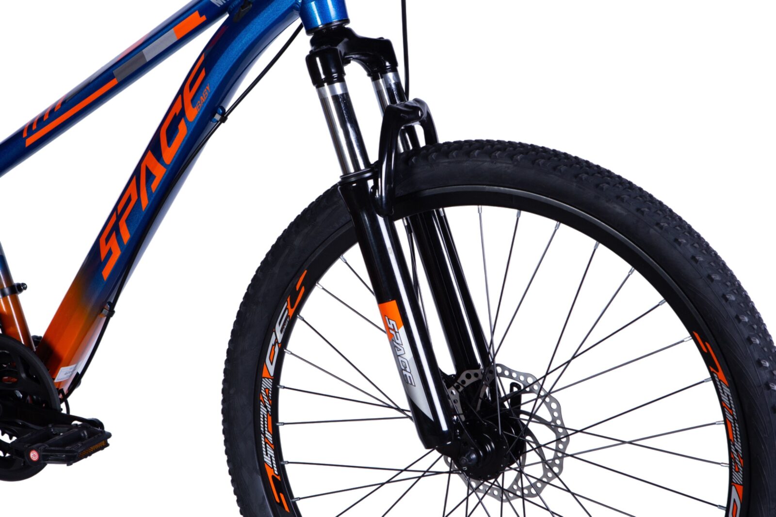 Detaliu bicicletă montană cu suspensie și disc frână