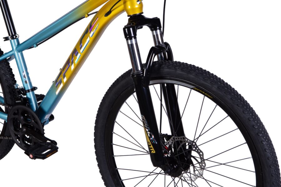 Bicicletă montană cu cadru colorat și roți groase.