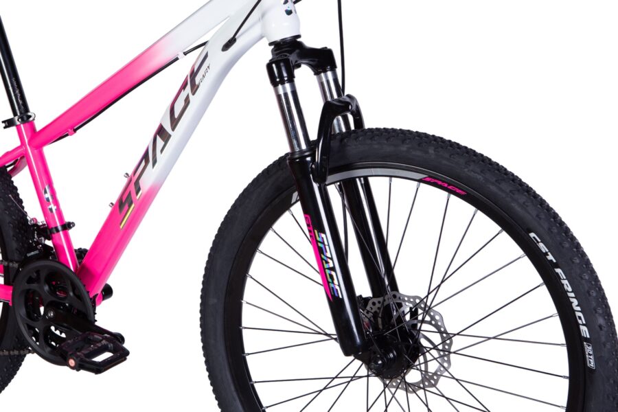 Bicicletă montană cu cadru roz și alb.