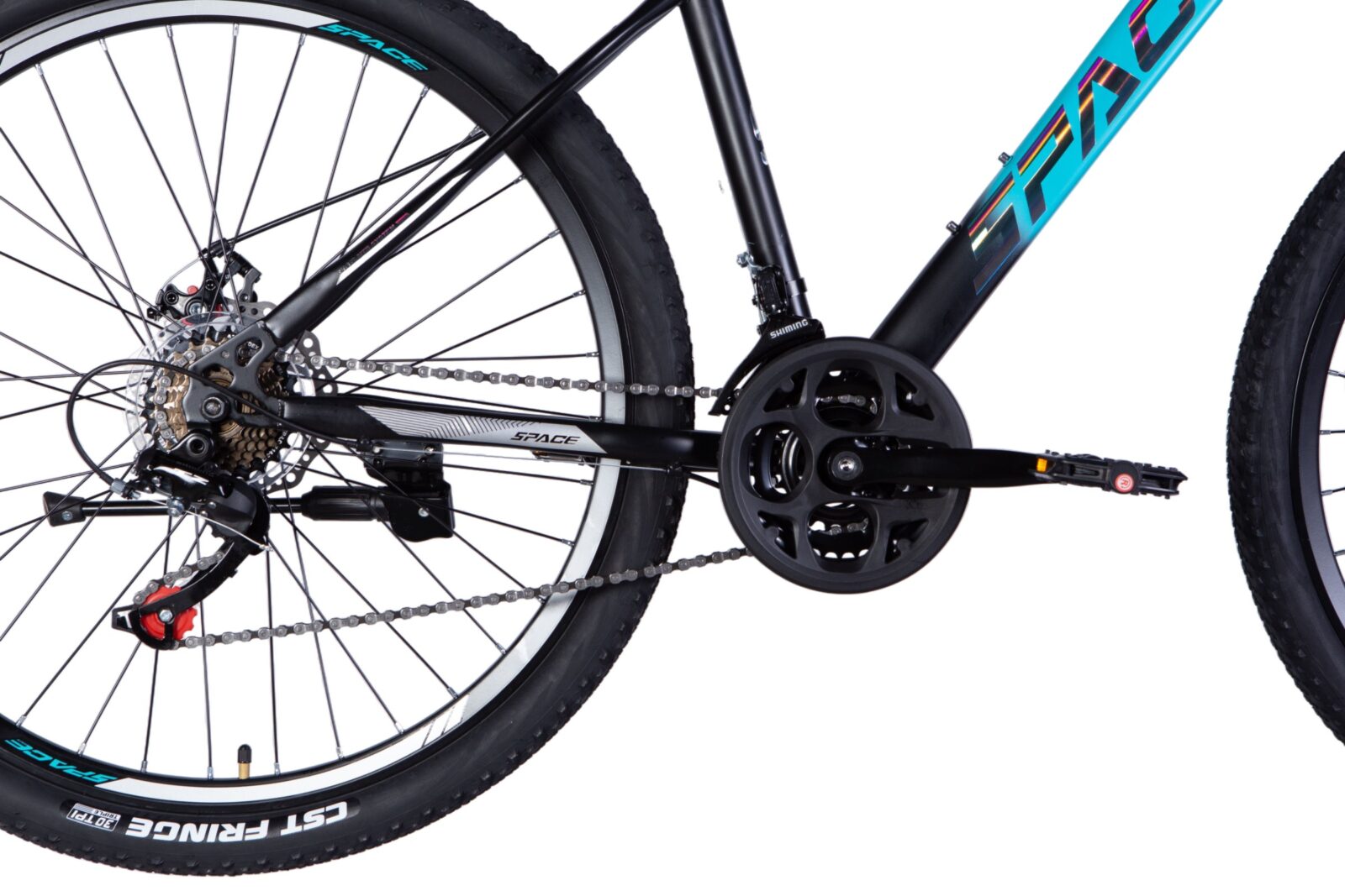 Detaliu roți și lanț bicicletă mountain bike neagră.