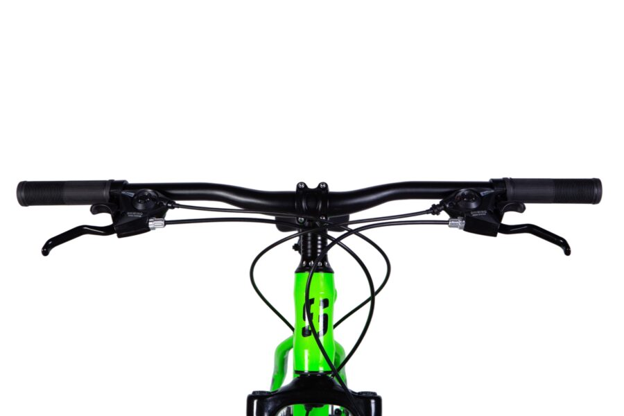 Mânerele unui bicicletă verde cu frâne.