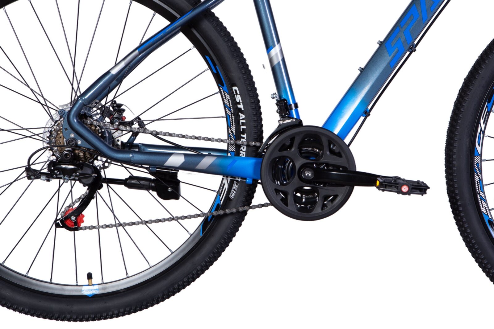 Cadru de bicicletă montană albastră cu lanț și pedale.