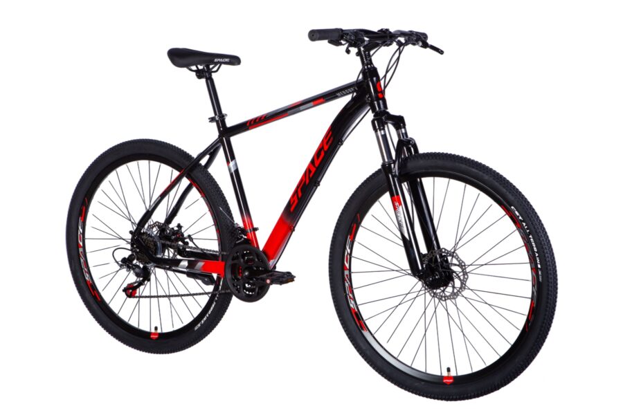 Bicicletă montană roșie și neagră, model sportiv.