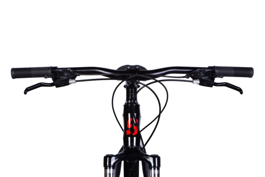 Mânerele unei biciclete de munte.