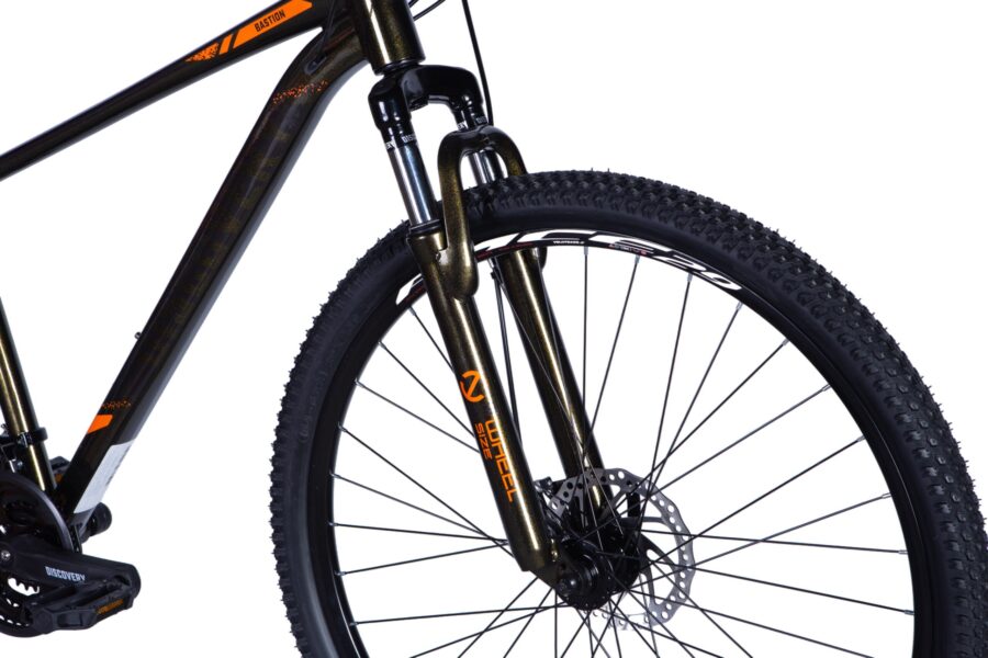 Detaliu bicicletă mountain bike cu roată.