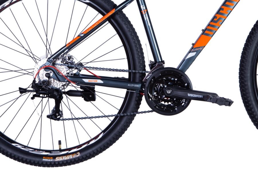 Bicicletă mountain bike cu detalii tehnice vizibile.