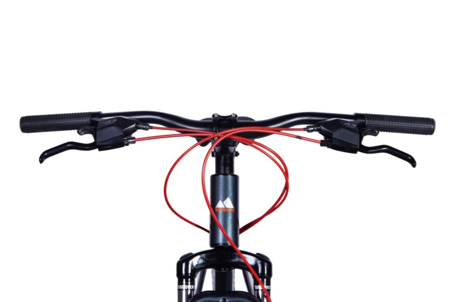 Mânerele unei biciclete mountain bike.