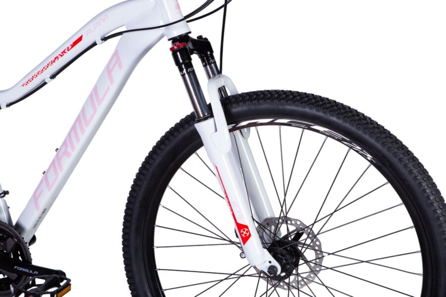 Bicicletă albă cu furcă și roată de MTB