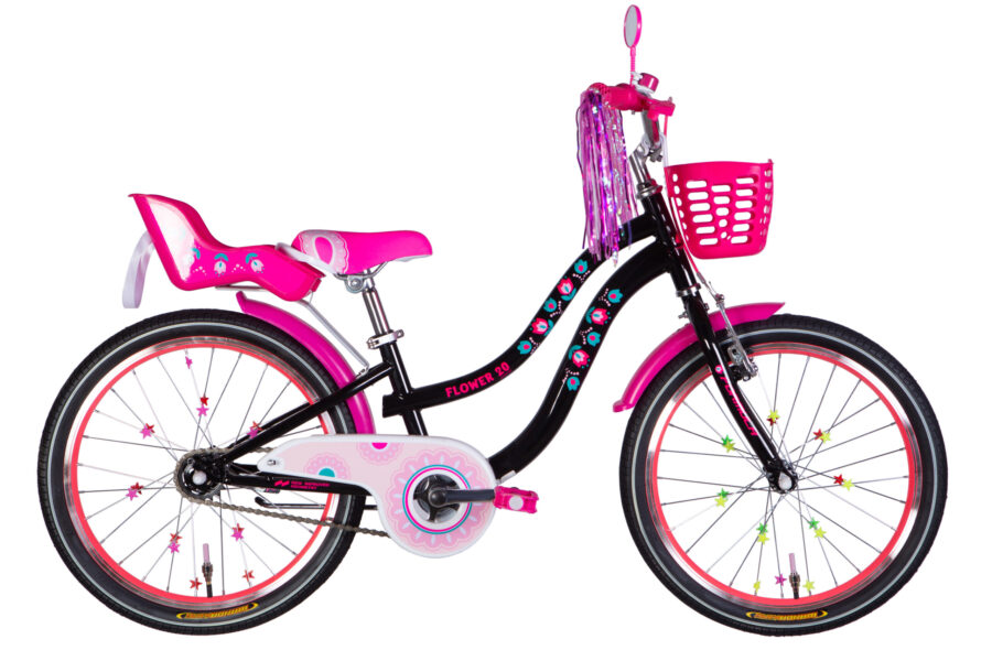 Bicicletă roz pentru copii, cu coș și accesorii decorative.