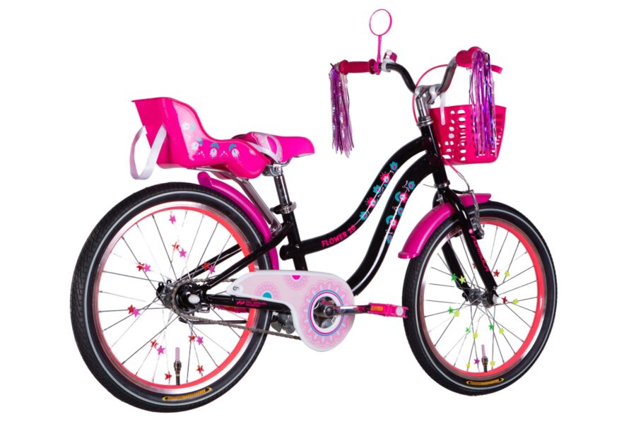 Bicicletă roz pentru copii, cu coș și accesorii.