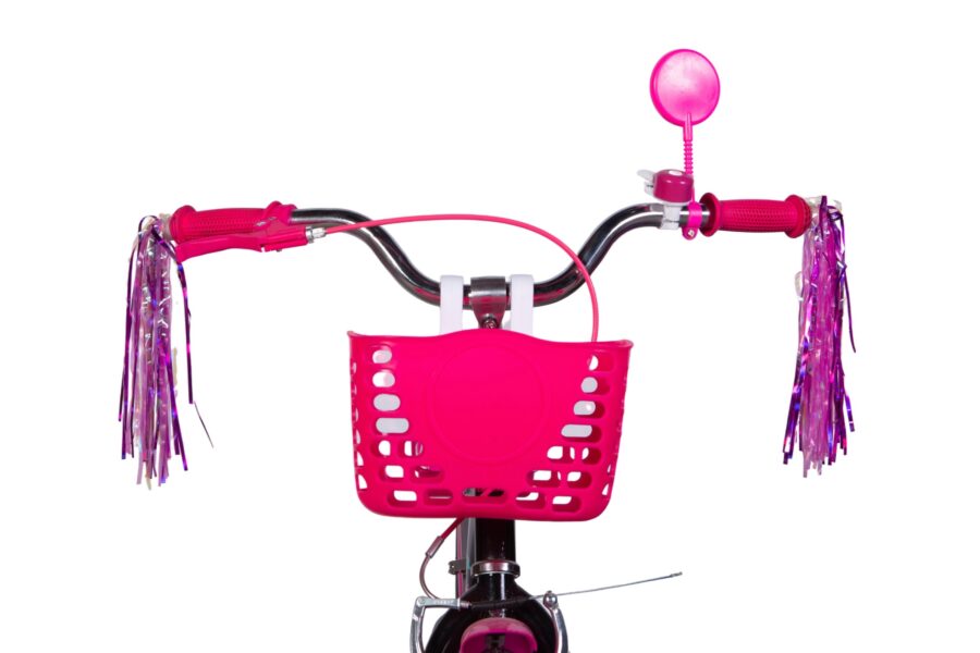 Ghidonul unei biciclete roz cu coș și oglinzi
