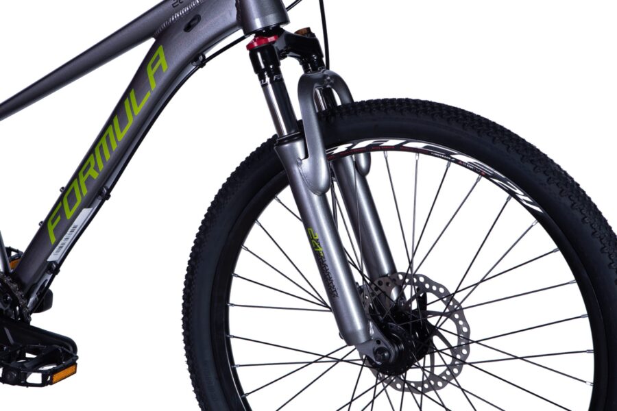 Bicicletă mountain bike cu suspensie și pneuri uzate