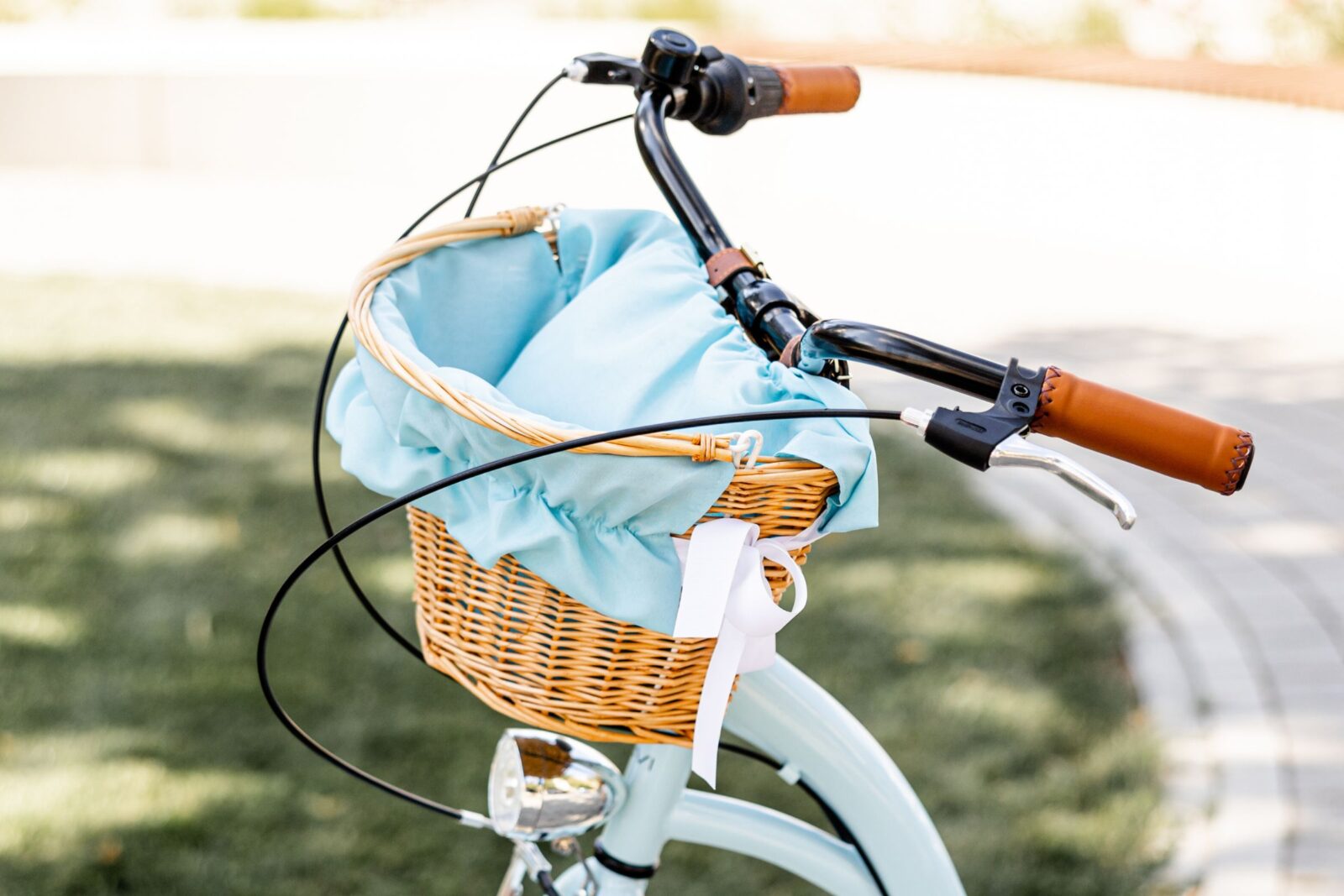 Coș de bicicletă împletit cu căptușeală albastră.