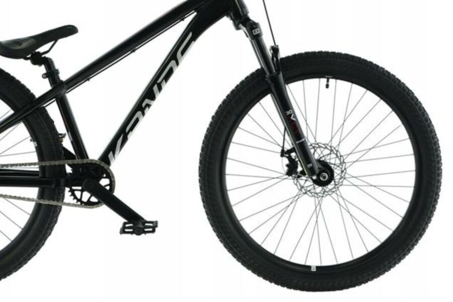 Bicicletă montană cu cadru negru și roți mari