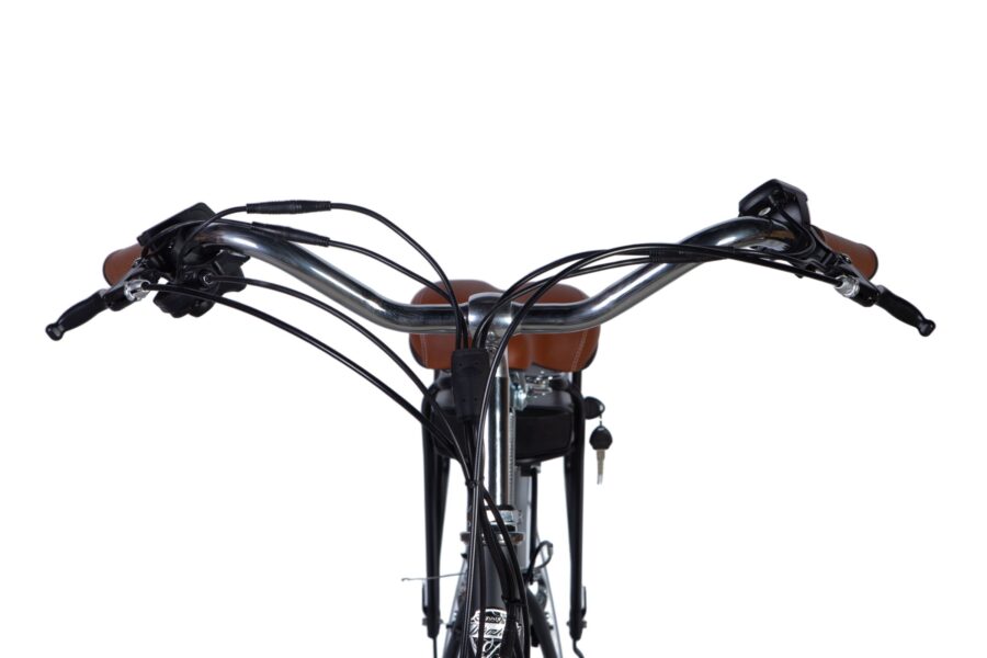 Mânerele unei biciclete cu cabluri vizibile