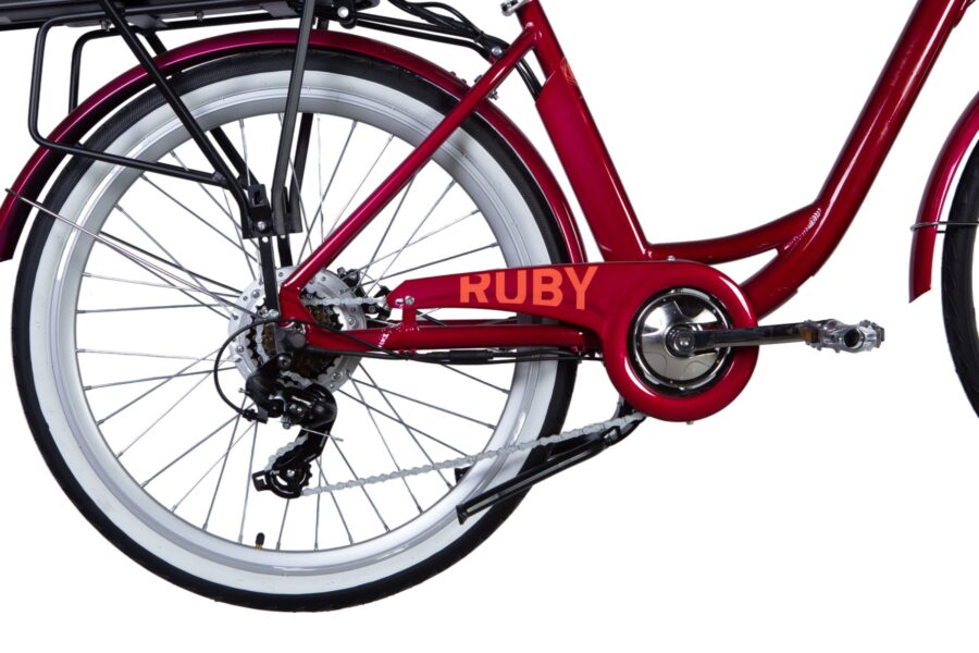 Bicicletă roșie Ruby cu sistem de transmisie vizibil