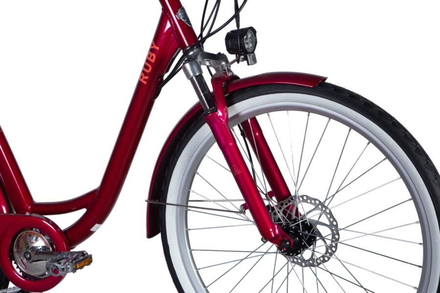 Bicicletă roșie cu roți și far.