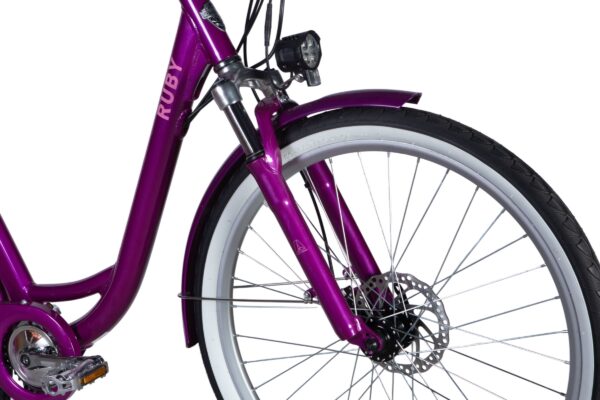 Bicicletă mov cu cadru jos și furcă metalică.