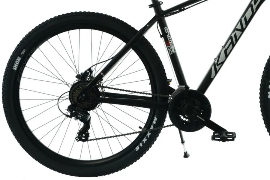 Bicicletă montană cu cadru negru și roți.
