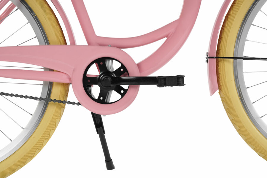 Detaliu bicicletă roz cu anvelope galbene.