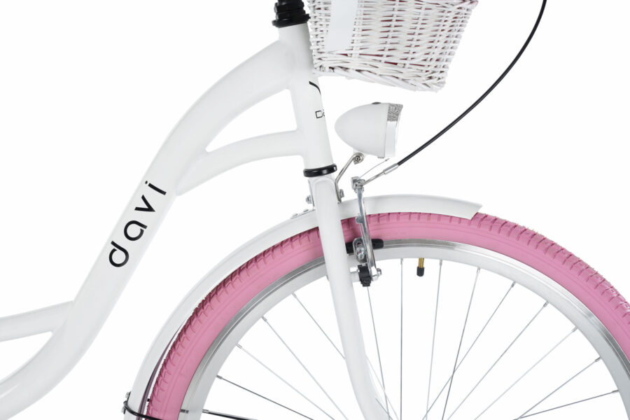 Bicicletă albă cu roți roz și coș.