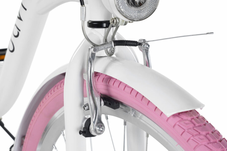 Detaliu despre roata unei biciclete cu anvelope roz.