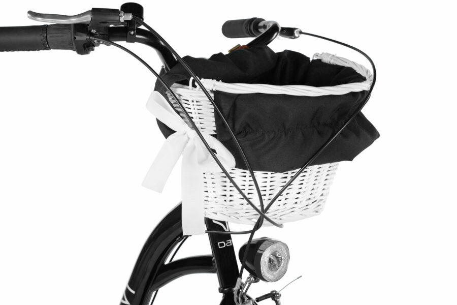 Coș de bicicletă alb cu fundiță neagră.