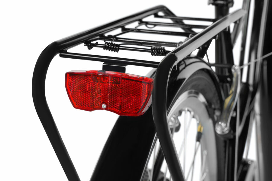 Lampa roșie de bicicletă pe suport metalic.