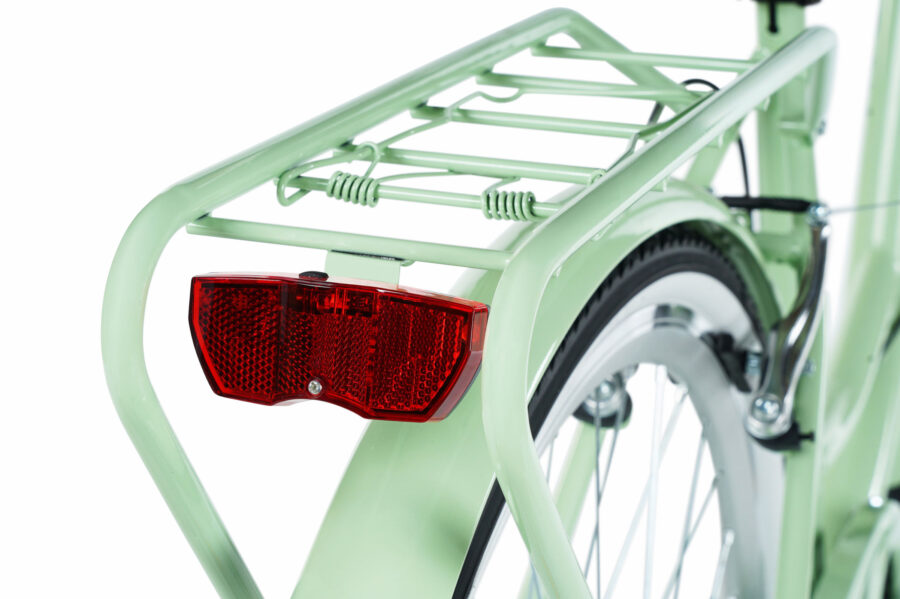 Sistem de iluminare roșu pe bicicleta verde.