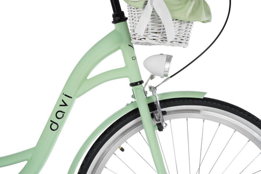 Bicicletă verde cu coș și far.