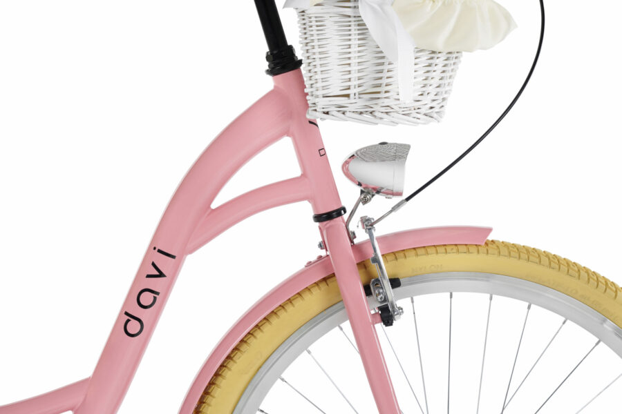Bicicletă roz cu coș alb și roți galbene