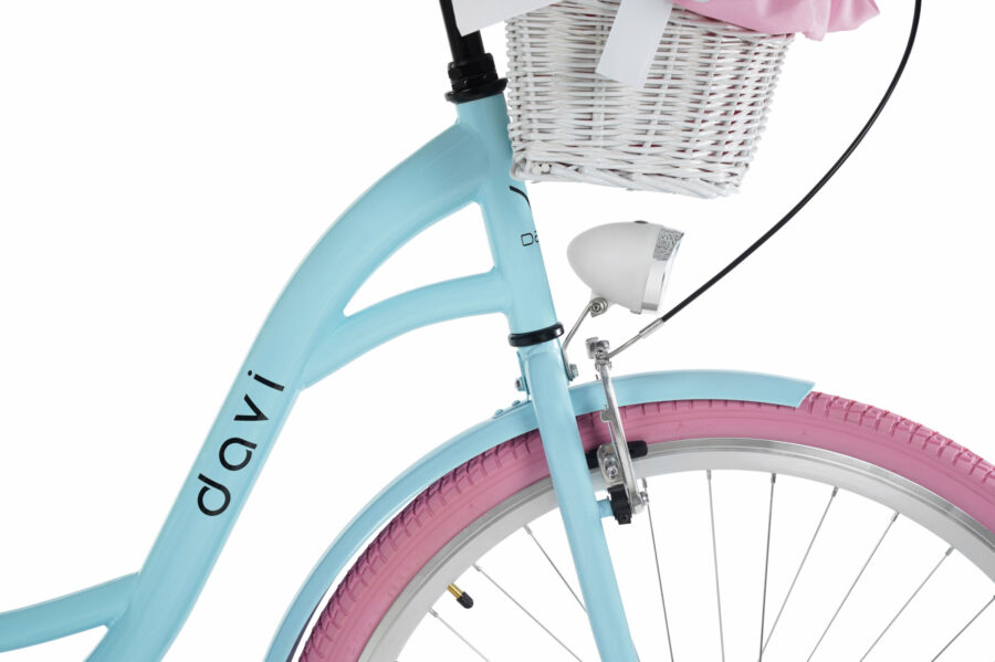 Bicicletă elegantă cu cadru albastru și roți roz.