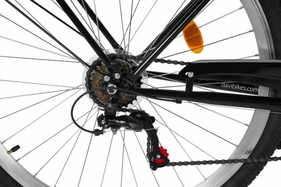 Detaliu roată de bicicletă cu transmisie Shimano