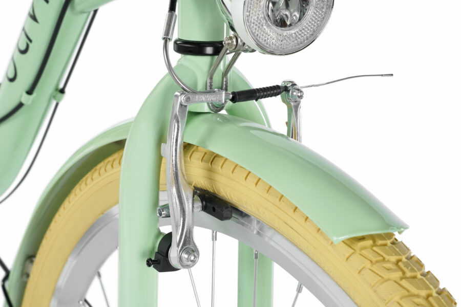 Detaliu bicicletă cu roată galbenă și cadru verde