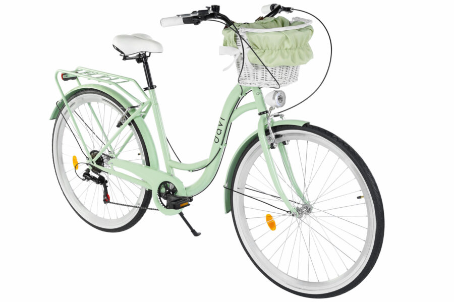 Bicicletă verde cu coș alb pentru accesorii.