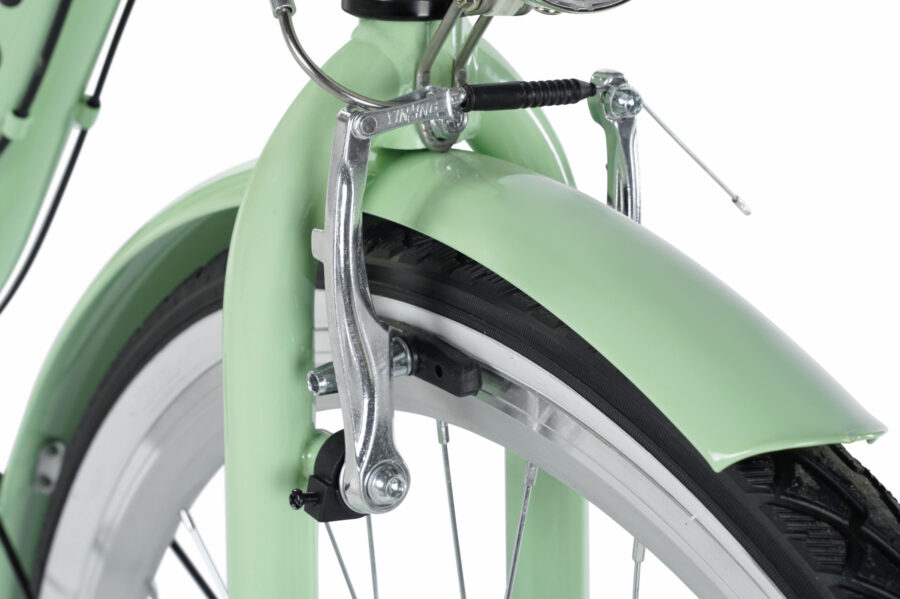 Detaliu despre roata unei biciclete verzi