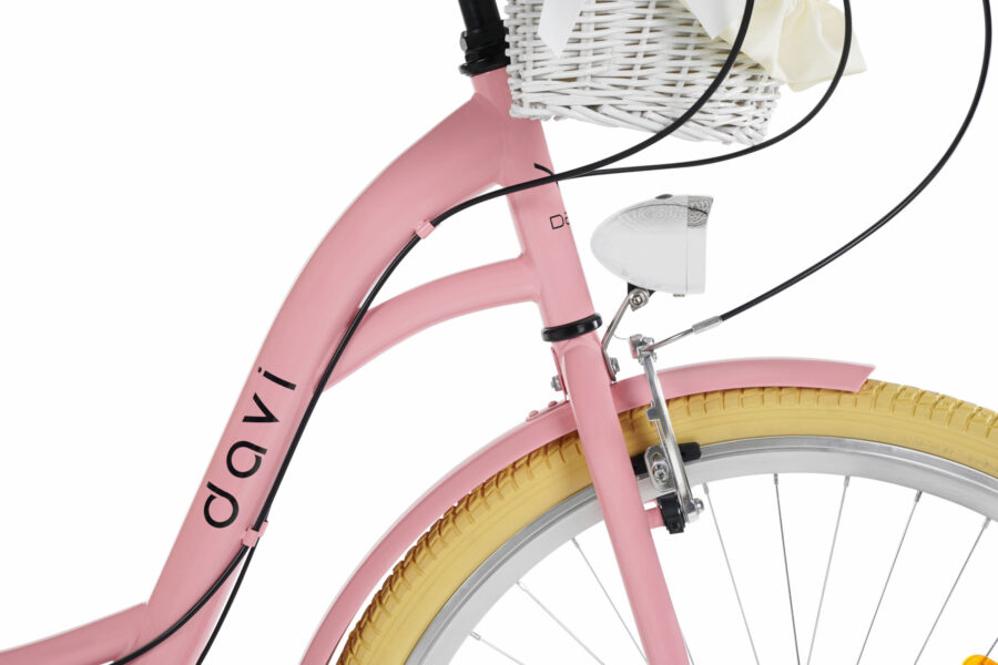 Bicicletă roz cu coș alb și roți galbene.