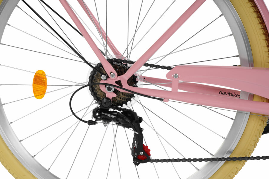 Sistemul de transmisie al unei biciclete roz.