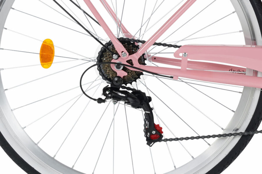 Detaliu roată bicicletă roz cu transmisie.