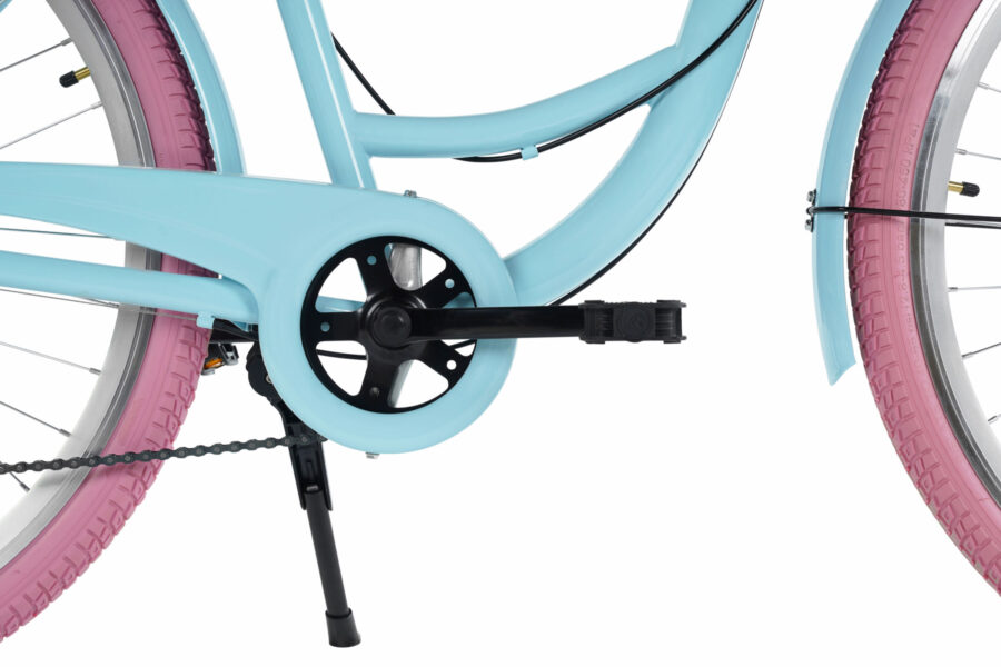 Detaliu pedală bicicletă cu cadru albastru