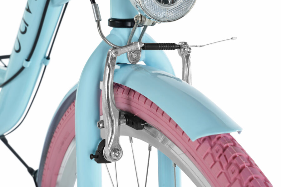 Detaliu al unei biciclete cu roti colorate.