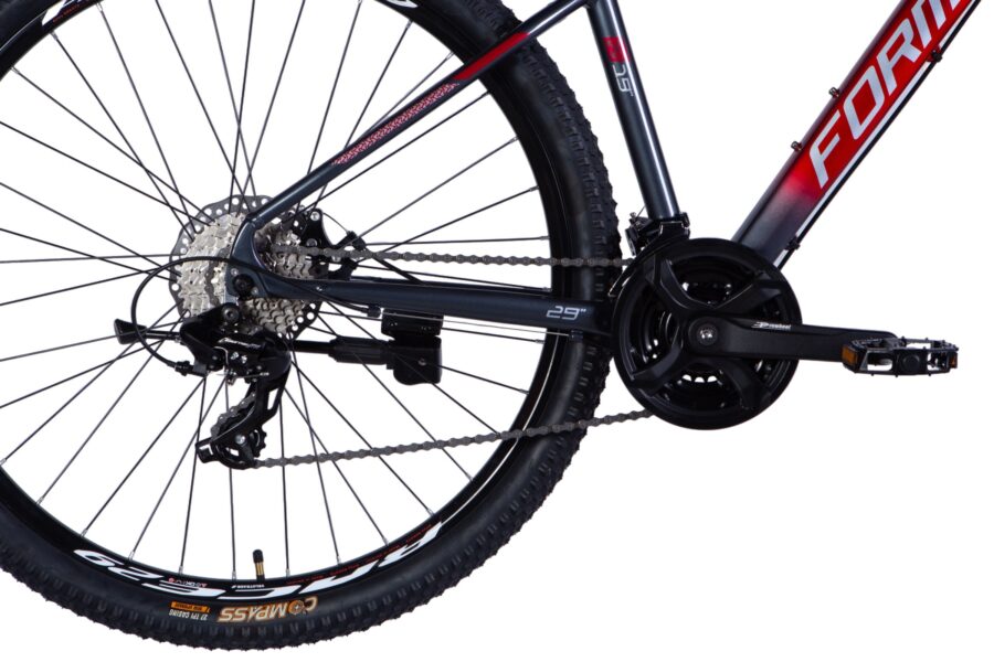 Detaliu bicicletă mountain bike cu roți de 29