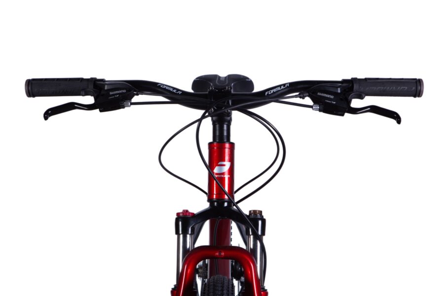 Ghidonul unei biciclete roșii în detaliu.