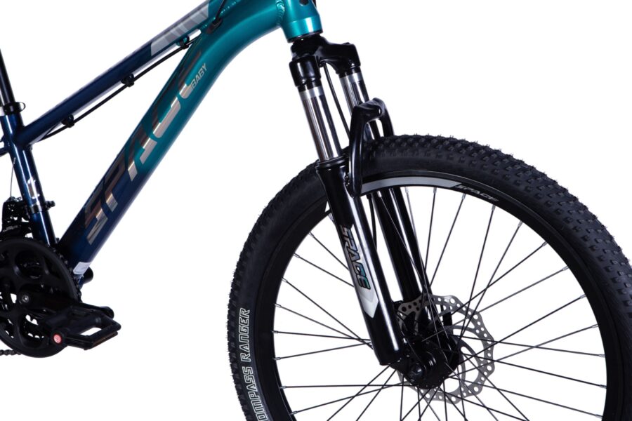 Bicicletă cu cadru albastru și furcă neagră.