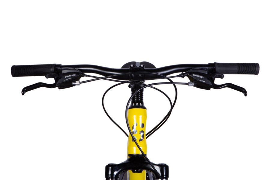 Mânerele unei biciclete montane galbene.