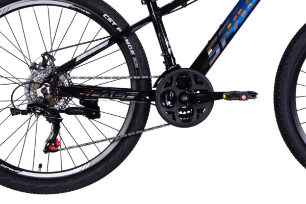 Detaliu lanț bicicletă munte cu schimbător de viteze