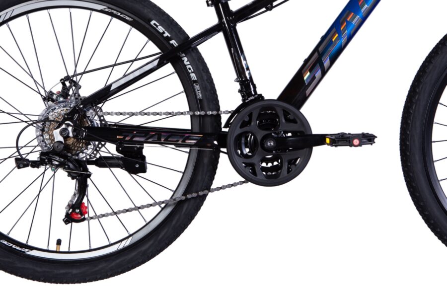 Bicicletă de montană cu roți mari și transmisie.