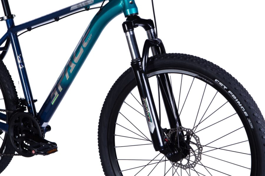 Bicicletă montană cu cadru albastru și furcă neagră.